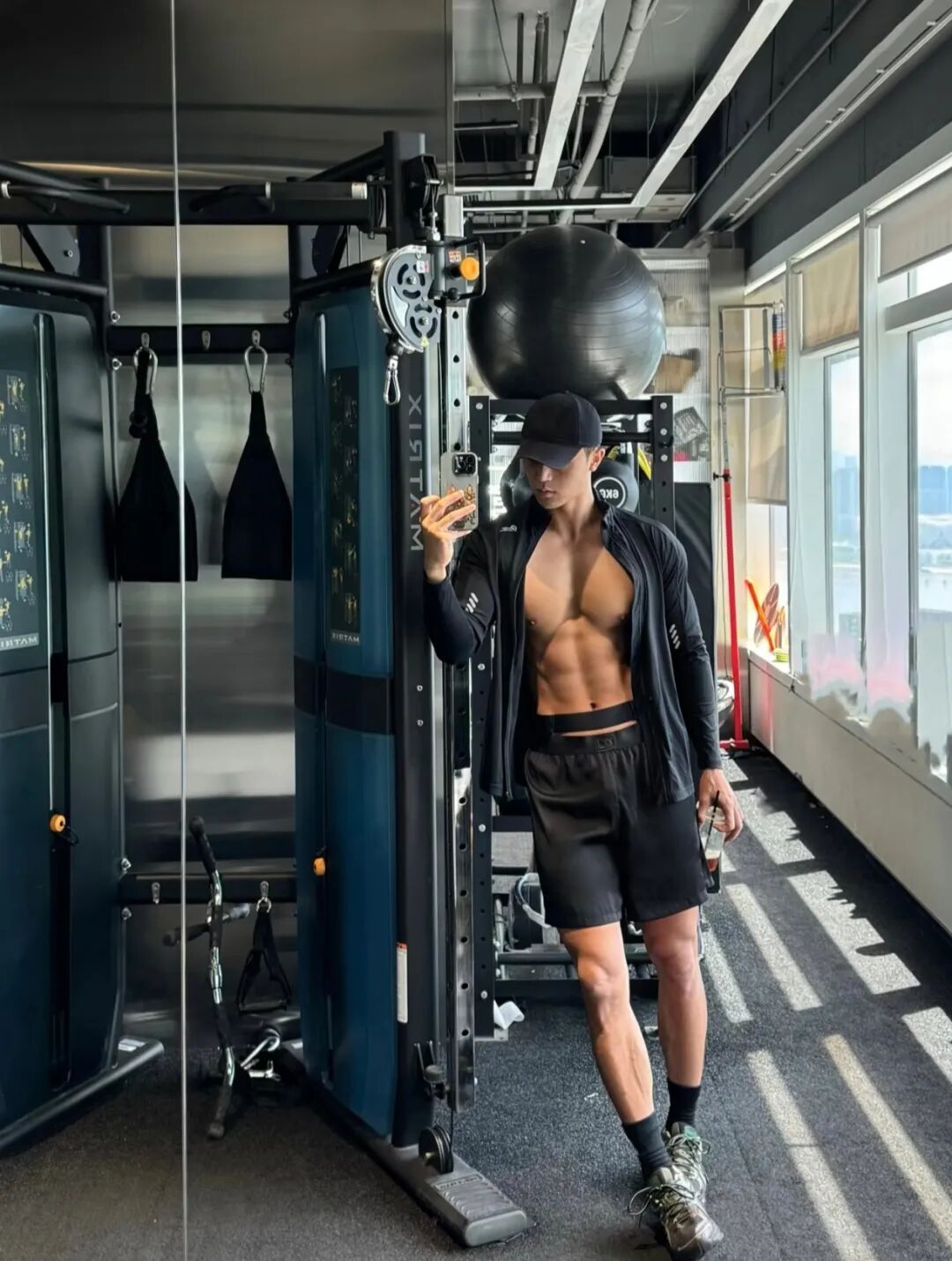 山东黑皮猛男教练有颜有身材！极品大脚，壮硕肌肉持久打桩......