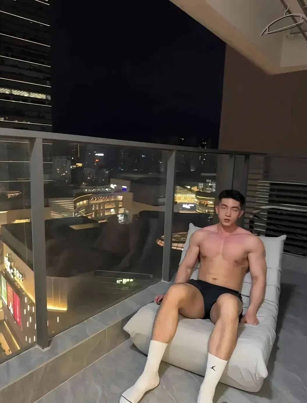 图片[3]-190cm体育生晒大胸肌，猛男撒娇谁顶得住？-小蓝短视频