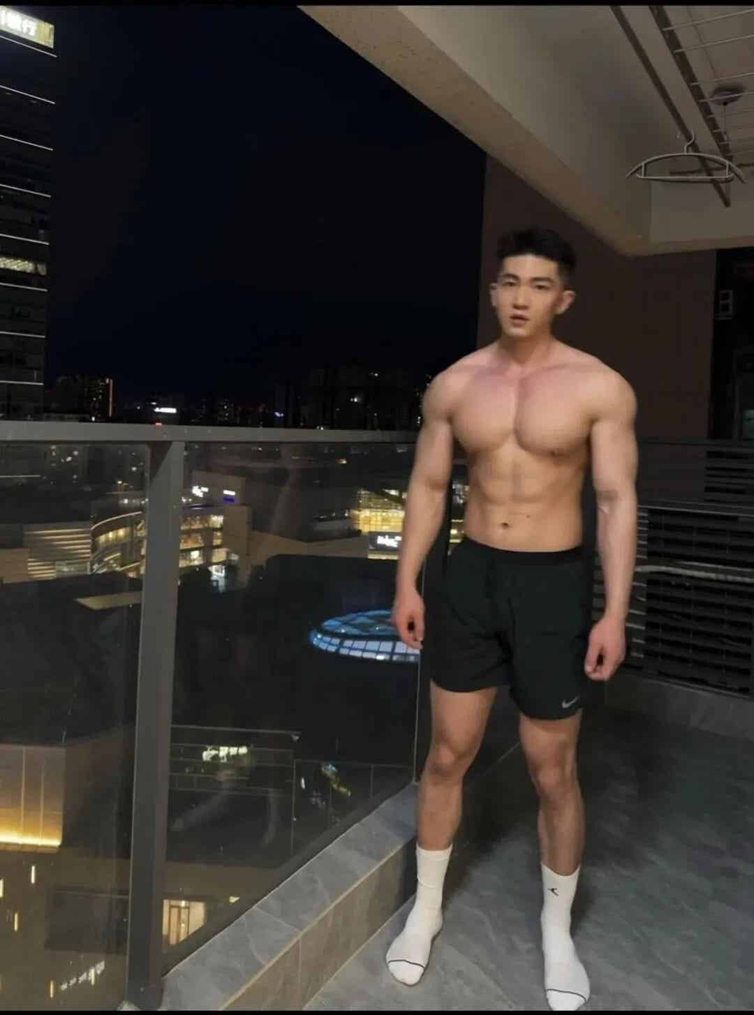 图片[4]-190cm体育生晒大胸肌，猛男撒娇谁顶得住？-小蓝短视频