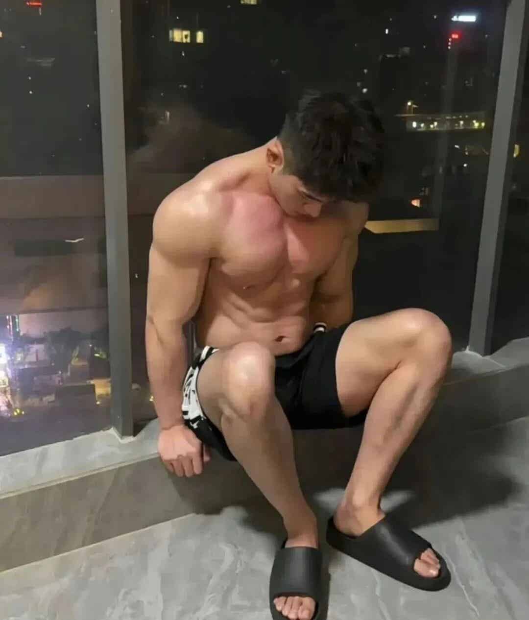 图片[5]-190cm体育生晒大胸肌，猛男撒娇谁顶得住？-小蓝短视频