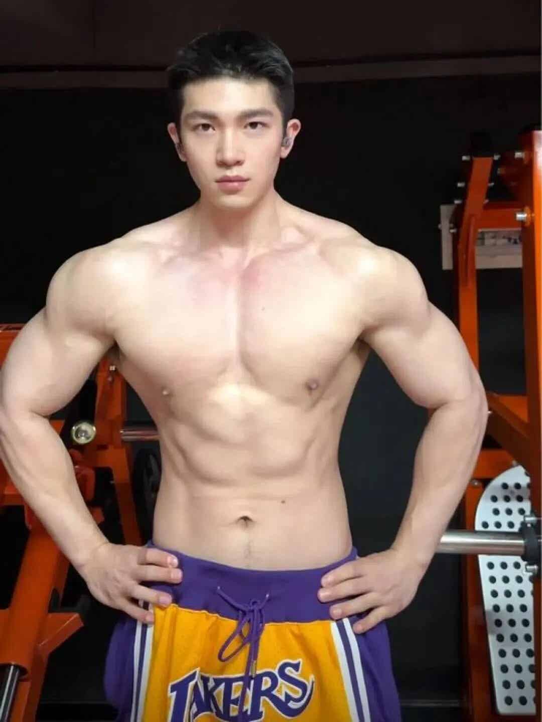 图片[6]-190cm体育生晒大胸肌，猛男撒娇谁顶得住？-小蓝短视频