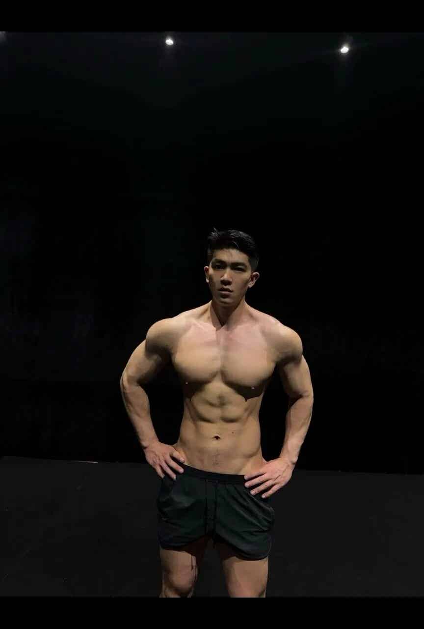 图片[7]-190cm体育生晒大胸肌，猛男撒娇谁顶得住？-小蓝短视频