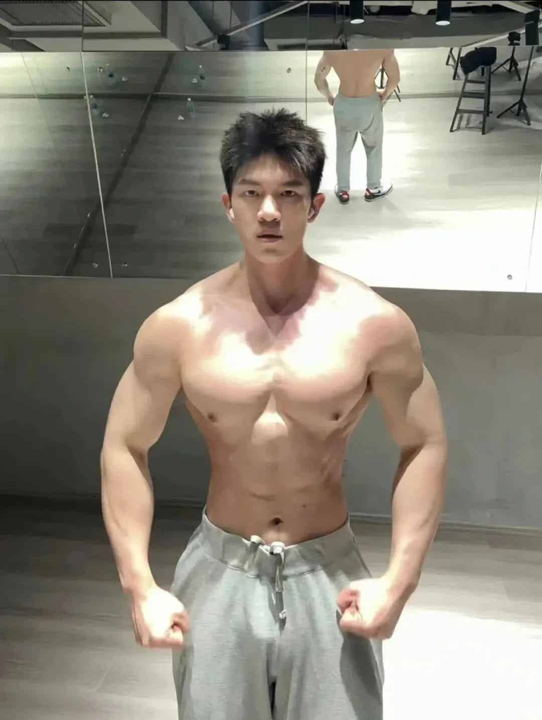 图片[8]-190cm体育生晒大胸肌，猛男撒娇谁顶得住？-小蓝短视频