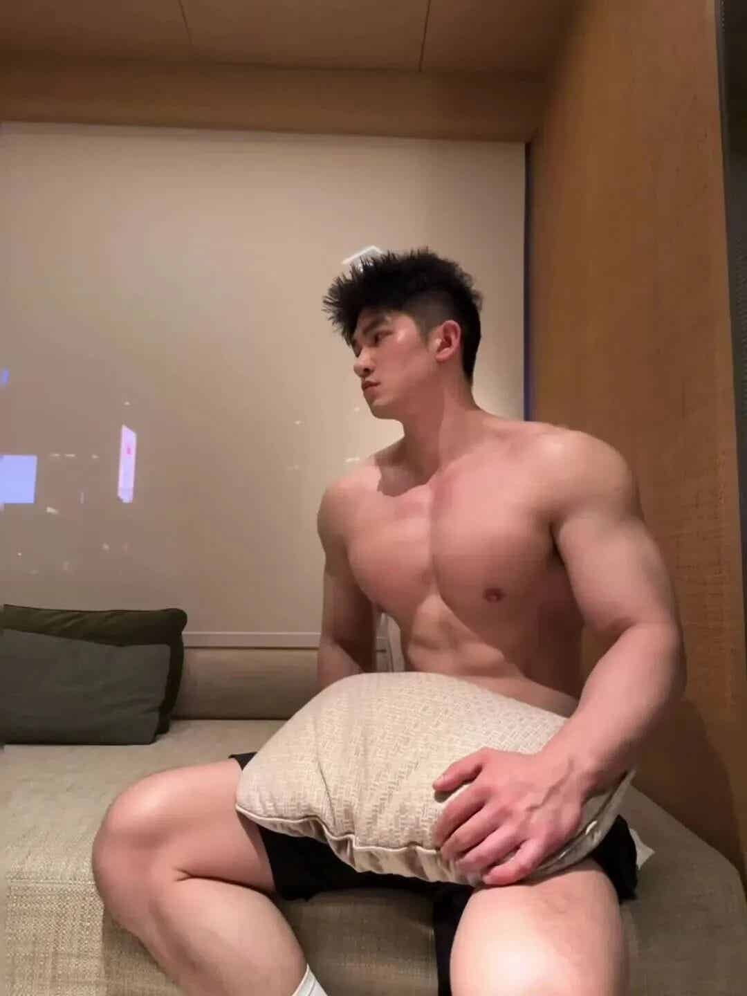 图片[9]-190cm体育生晒大胸肌，猛男撒娇谁顶得住？-小蓝短视频