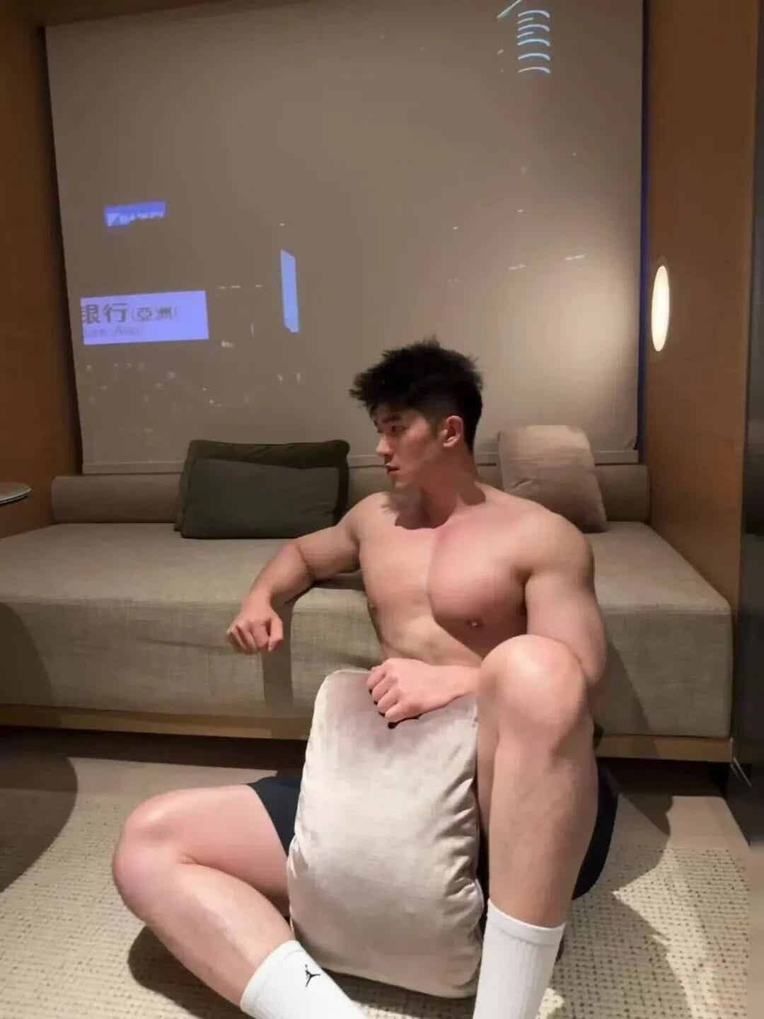 图片[10]-190cm体育生晒大胸肌，猛男撒娇谁顶得住？-小蓝短视频