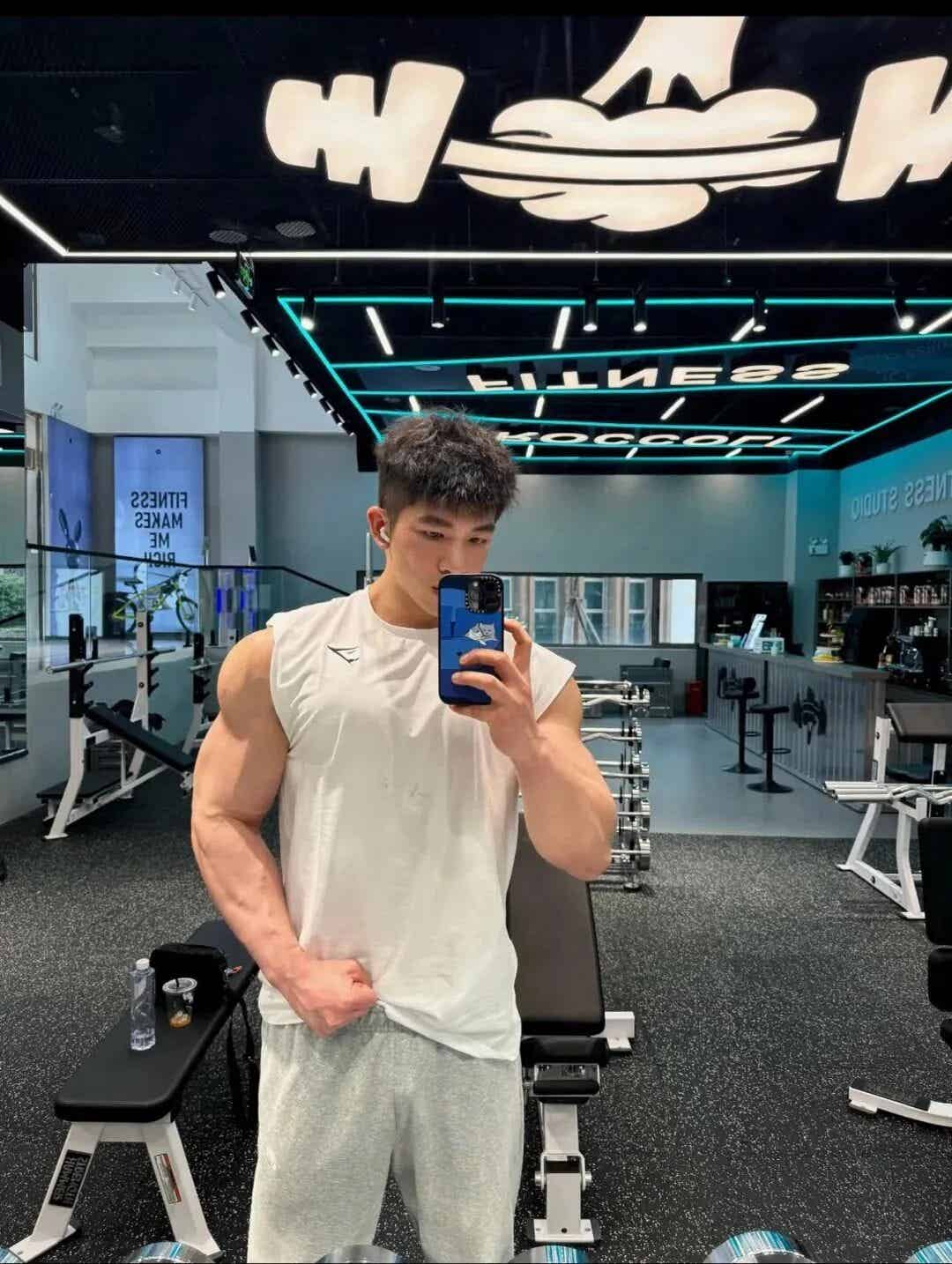 图片[11]-190cm体育生晒大胸肌，猛男撒娇谁顶得住？-小蓝短视频