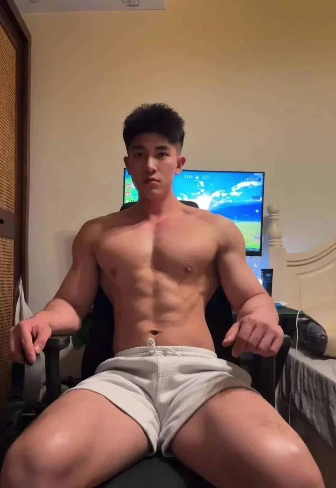 图片[13]-190cm体育生晒大胸肌，猛男撒娇谁顶得住？-小蓝短视频