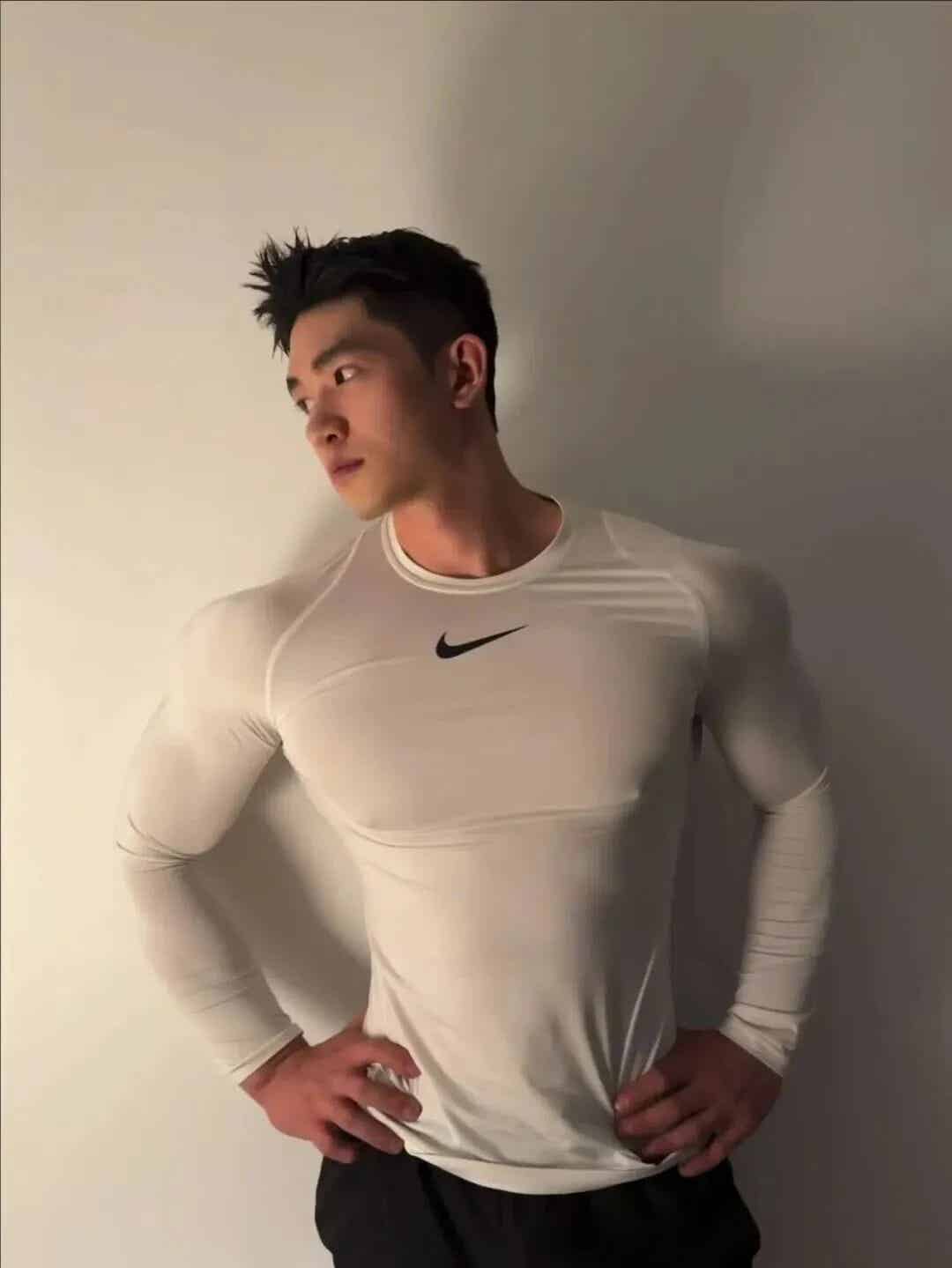 图片[14]-190cm体育生晒大胸肌，猛男撒娇谁顶得住？-小蓝短视频