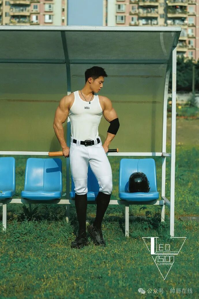 白到发亮的187长腿薄肌体育生激情半露赏心悦目