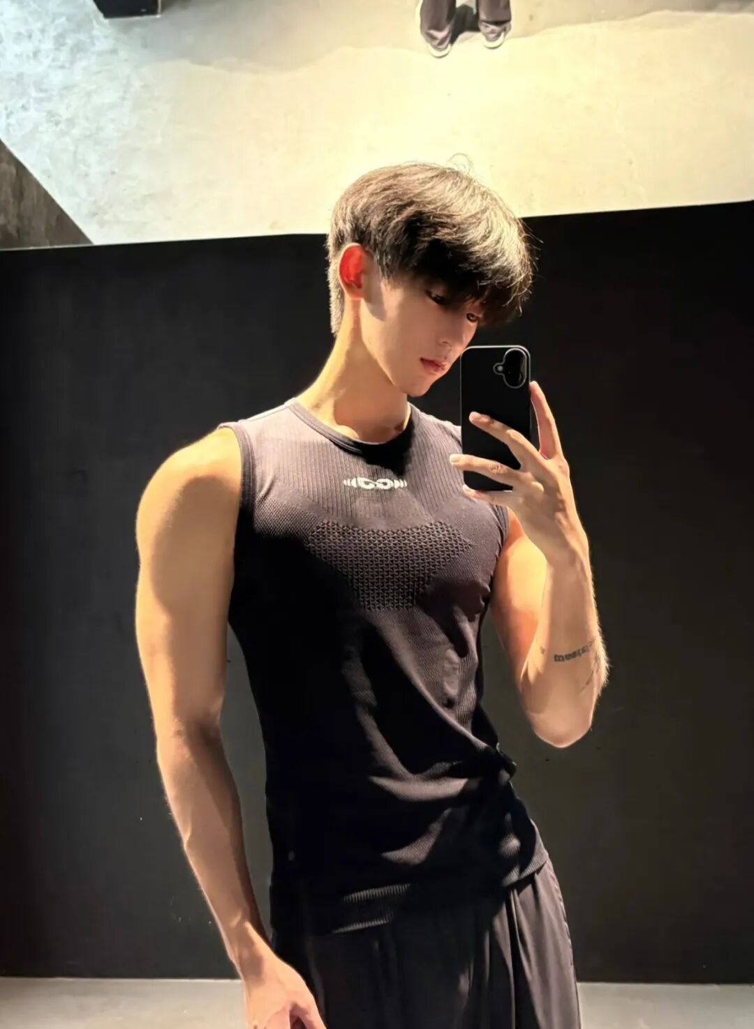 深圳大学极品肌肉男学长，宽肩窄腰超诱人，学弟们兴奋不已....