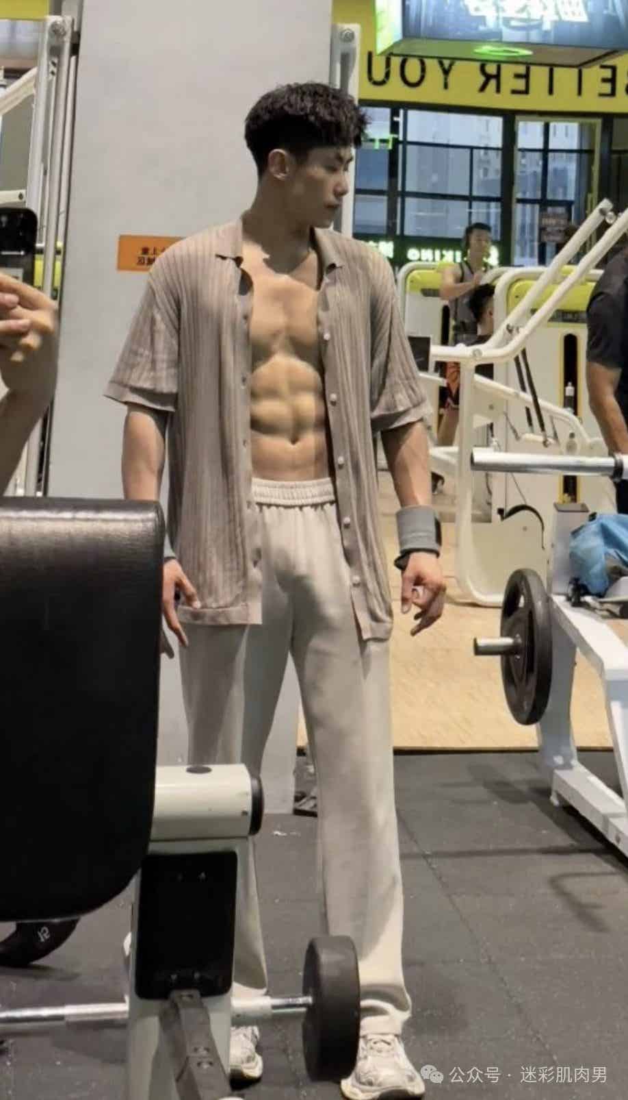 图片[5]-发育太好了！黑龙江186CM体育生还敢穿灰裤子？-小蓝短视频