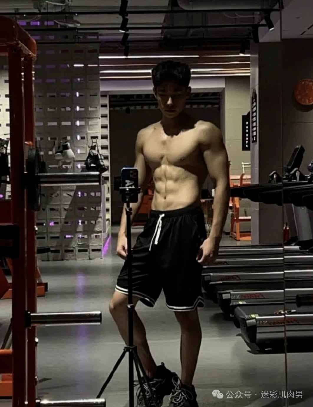 图片[31]-发育太好了！黑龙江186CM体育生还敢穿灰裤子？-小蓝短视频
