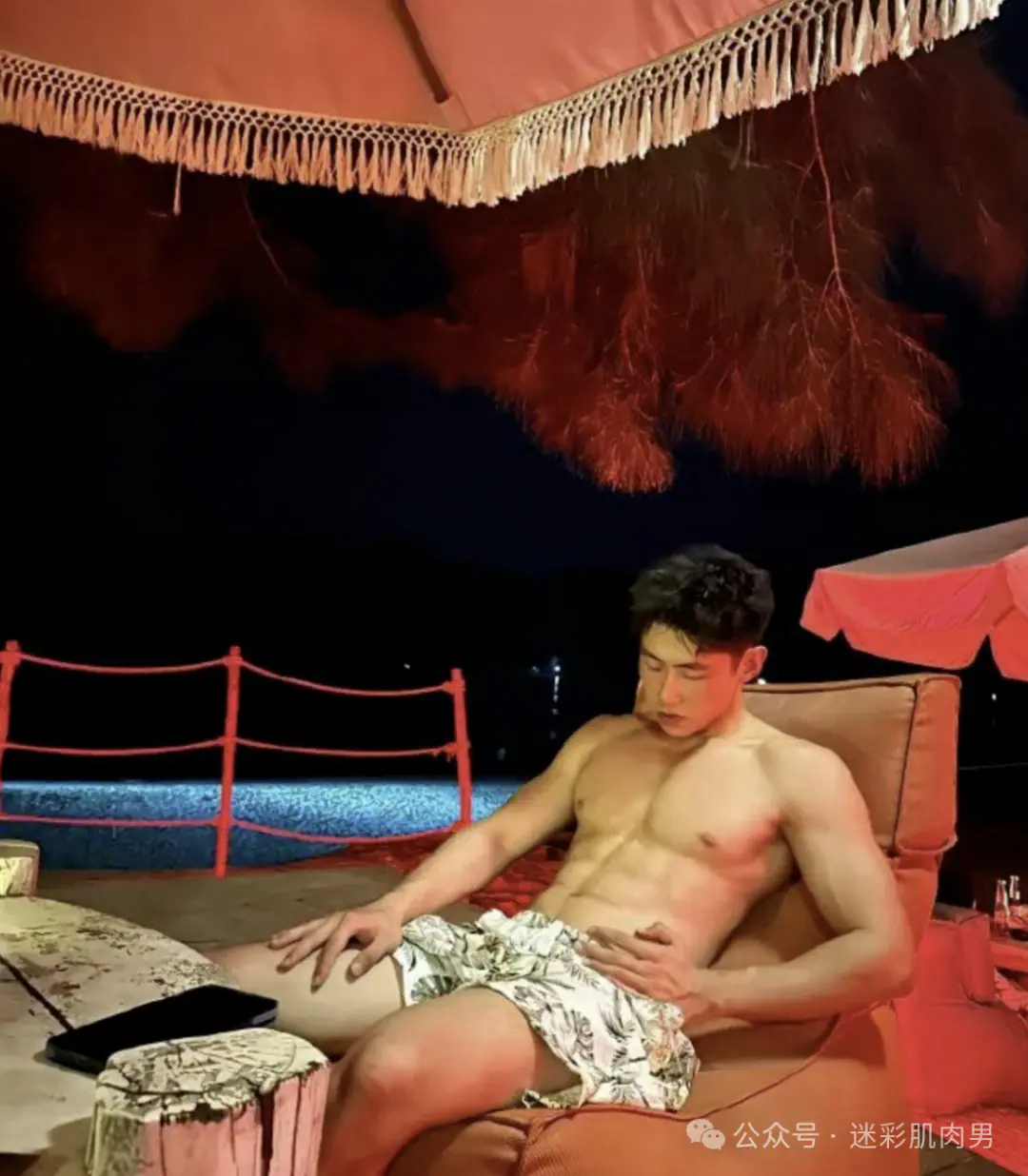 发育太好了！黑龙江186CM体育生还敢穿灰裤子？