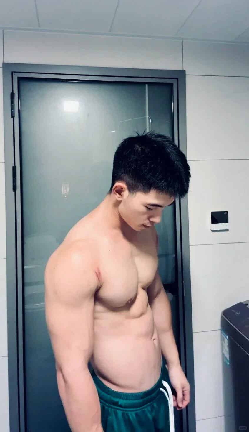 图片[1]-湖南01年的肌肉大弟弟！发育都这么猛了这么犯规？-小蓝短视频