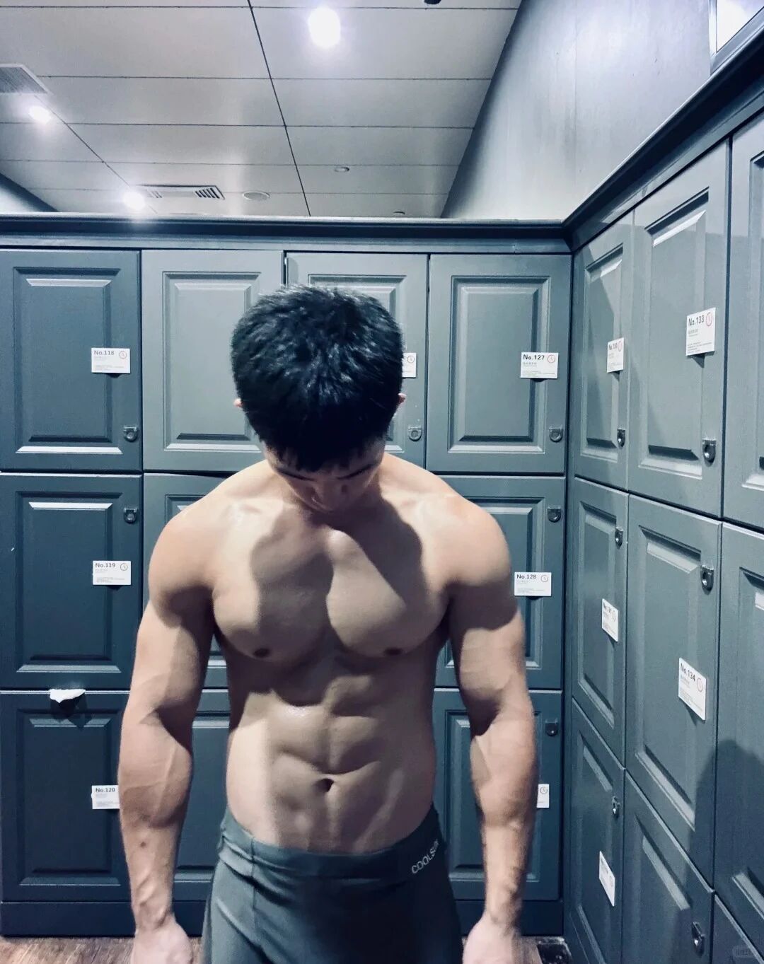 湖南01年的肌肉大弟弟！发育都这么猛了这么犯规？