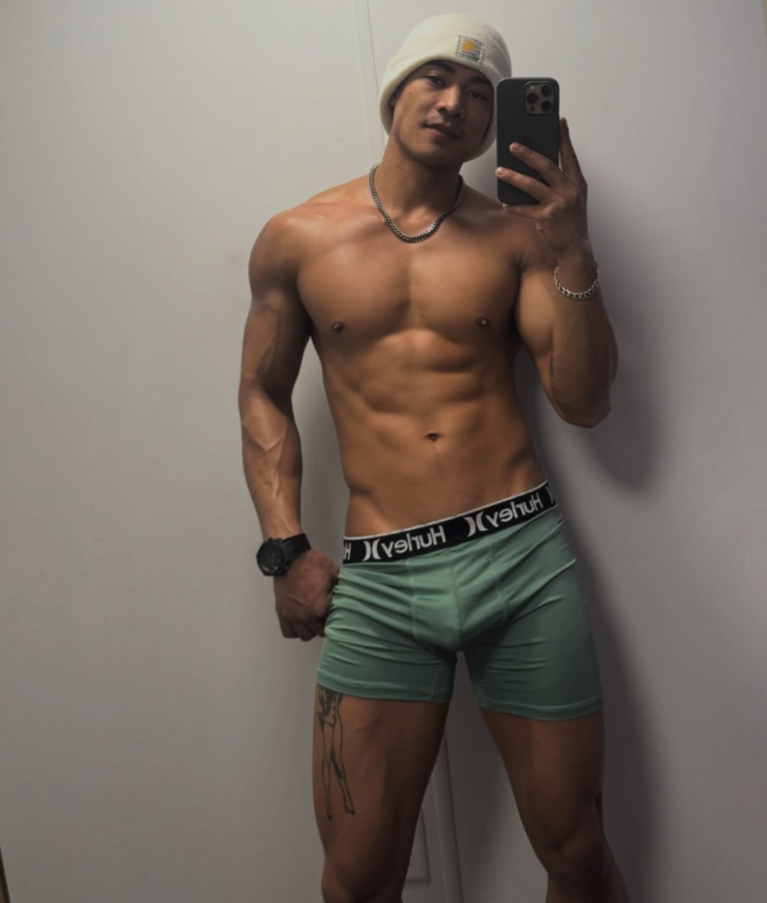 水电修理工裤子穿太低被采访？太敢拍了根本挡不住 ​！