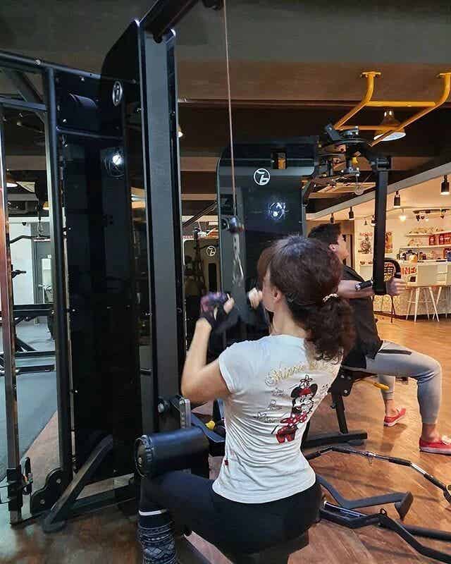 图片[5]-64岁阿姨和儿子合照被误认情侣！如今火上杂志封面，美得像30岁...-小蓝短视频