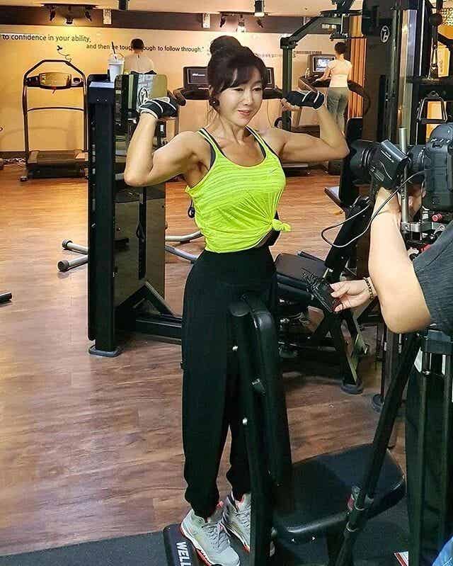图片[6]-64岁阿姨和儿子合照被误认情侣！如今火上杂志封面，美得像30岁...-小蓝短视频