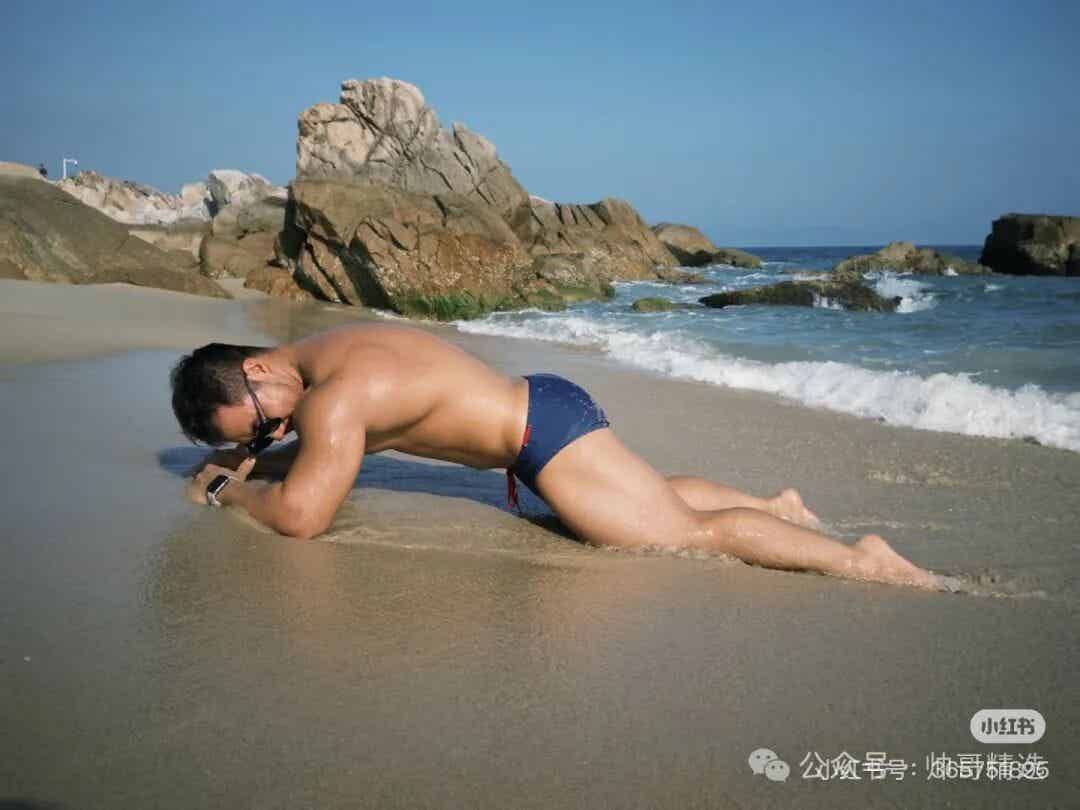 图片[3]-穿纯棉黑超低腰三角的黑皮一字腹毛粗壮筋男 胸肌超大！-小蓝短视频