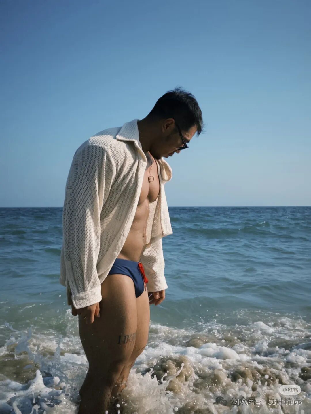 穿纯棉黑超低腰三角的黑皮一字腹毛粗壮筋男 胸肌超大！