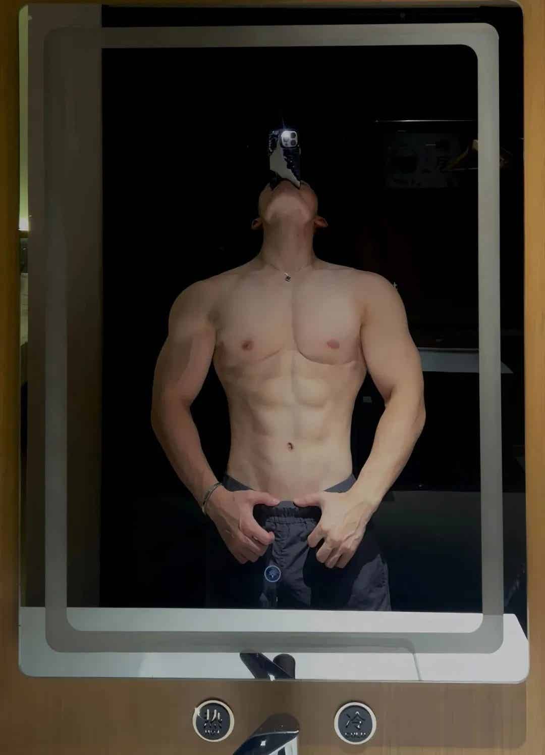 图片[3]-上海鲨鱼肌+冷白皮肌肉小哥-小蓝短视频