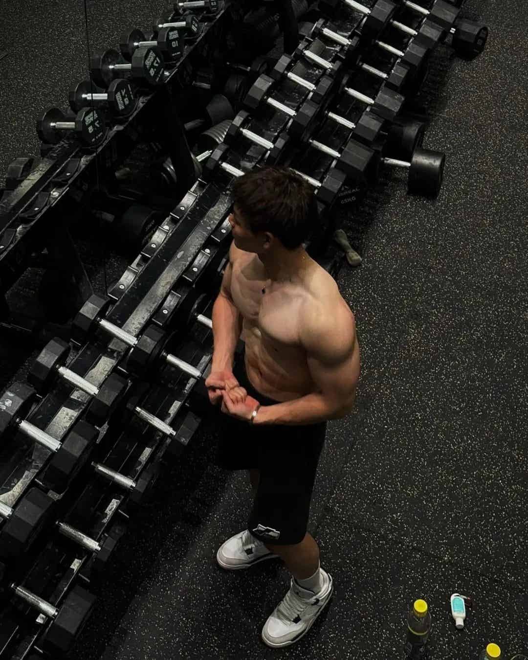 图片[5]-上海鲨鱼肌+冷白皮肌肉小哥-小蓝短视频