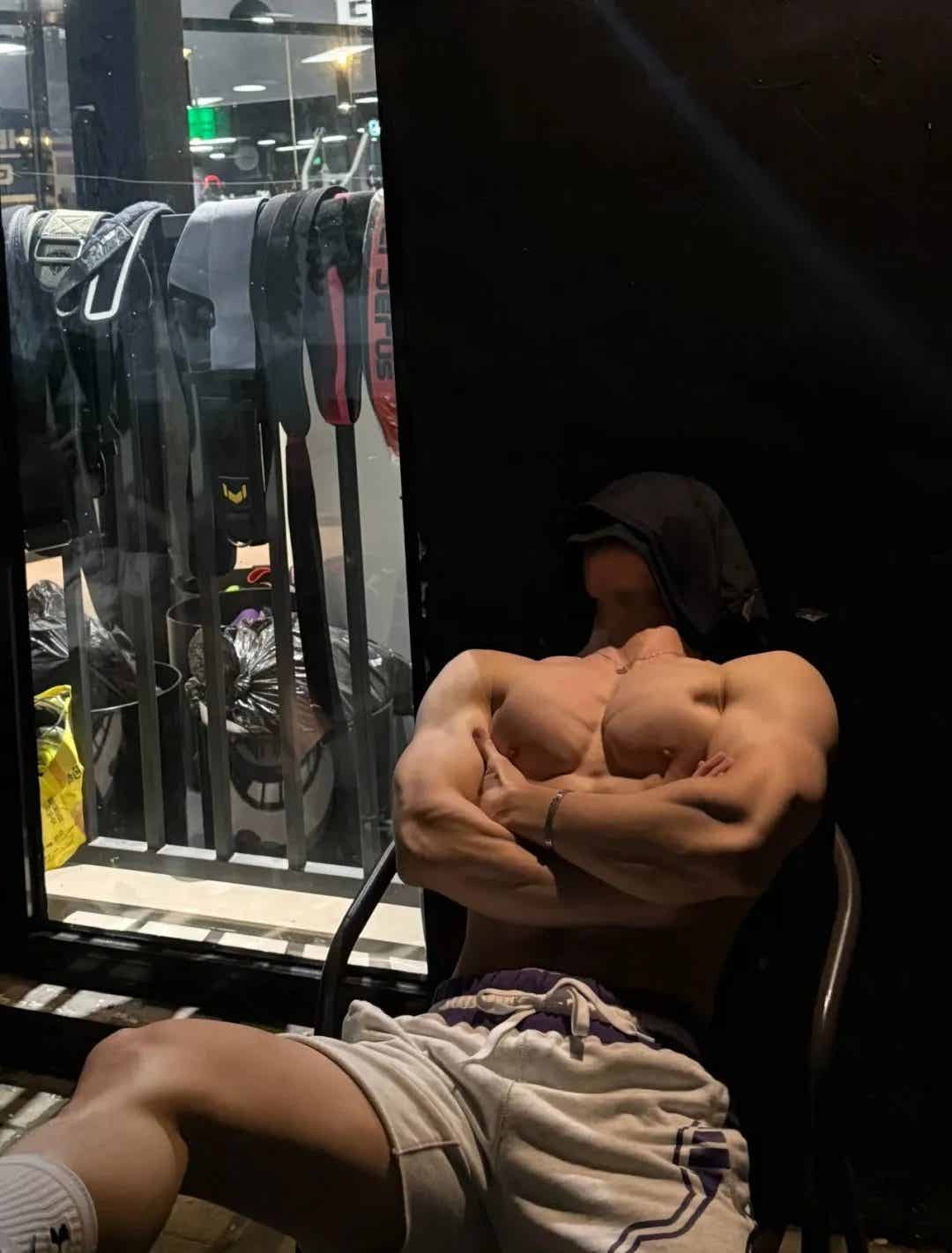 图片[6]-上海鲨鱼肌+冷白皮肌肉小哥-小蓝短视频