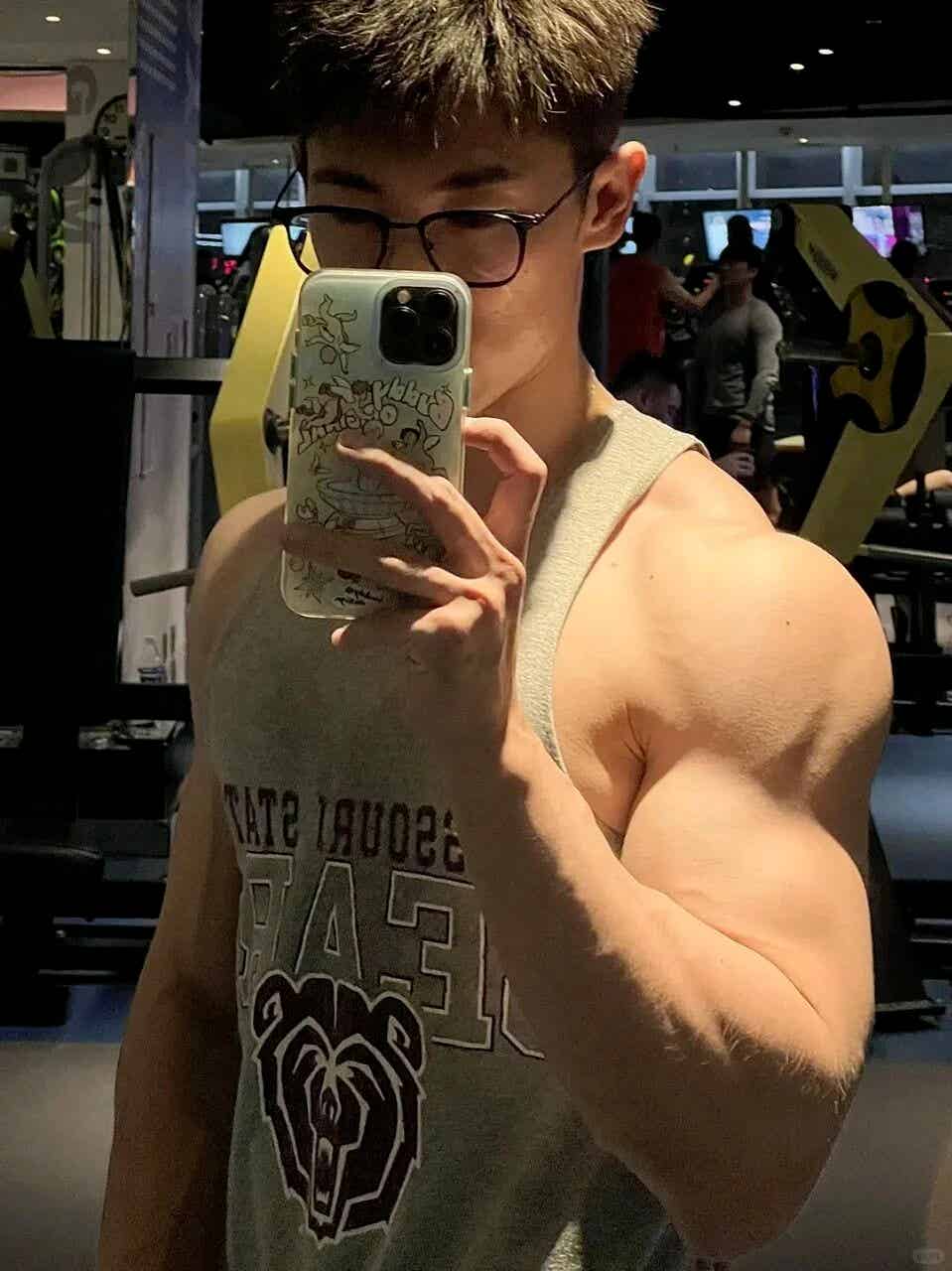 图片[4]-单眼皮眼镜男，又直又欲的东北帅哥-小蓝短视频