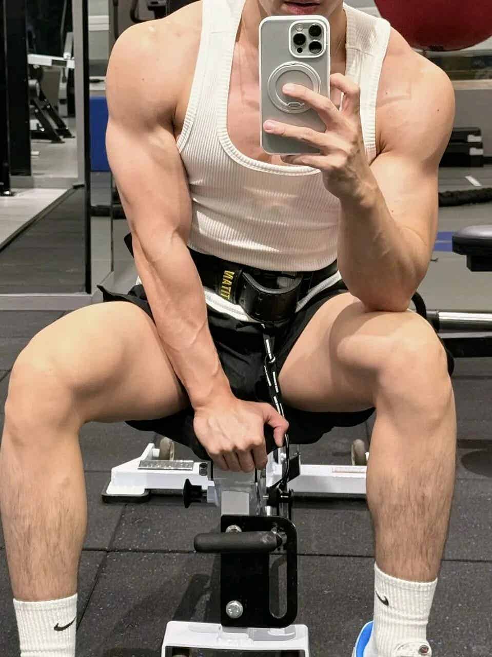 图片[5]-单眼皮眼镜男，又直又欲的东北帅哥-小蓝短视频