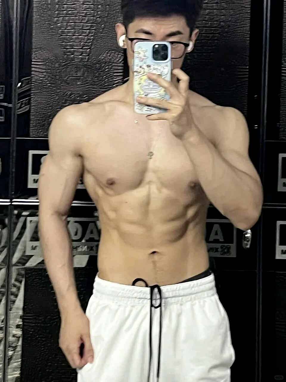 图片[12]-单眼皮眼镜男，又直又欲的东北帅哥-小蓝短视频