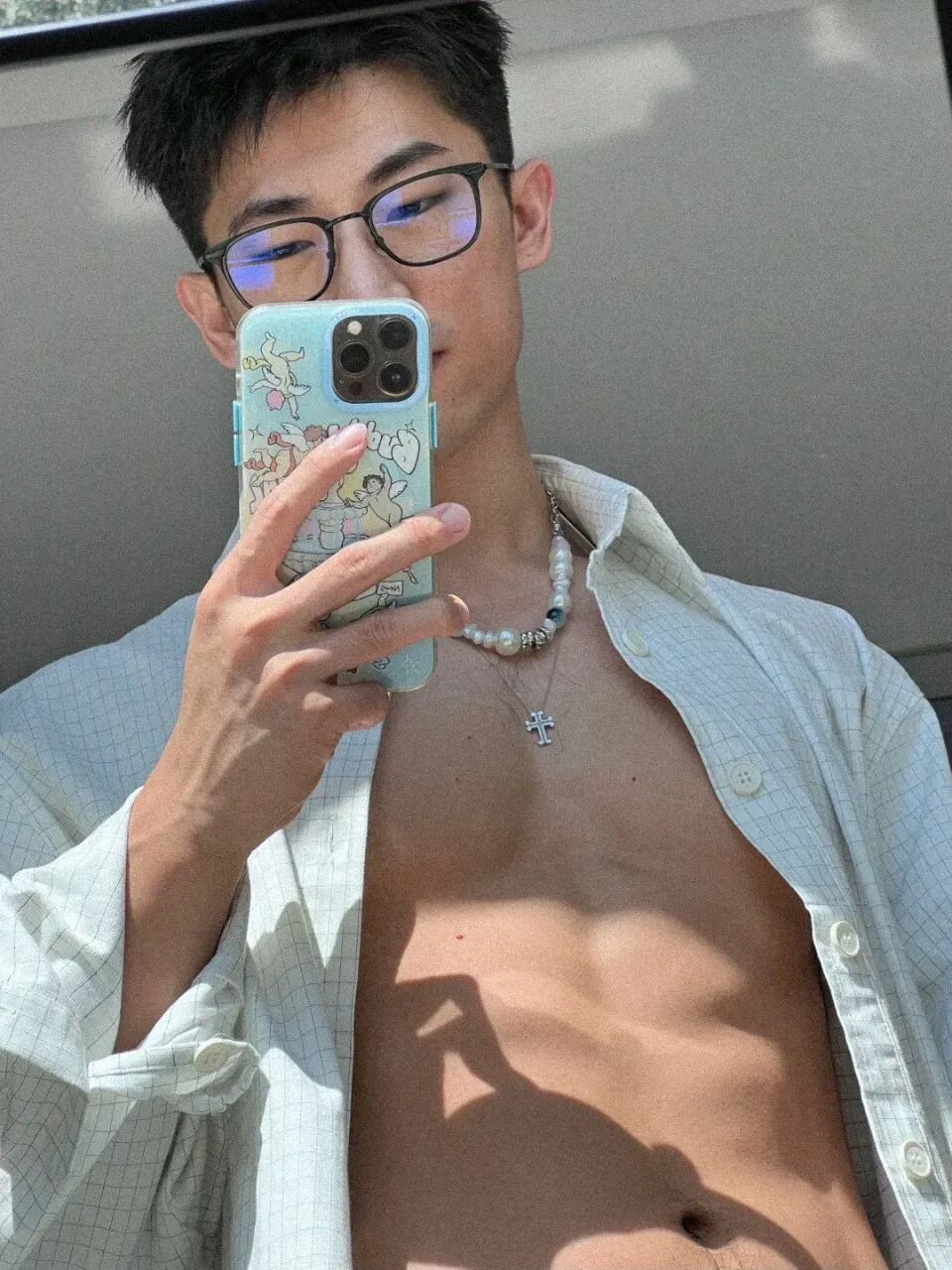 单眼皮眼镜男，又直又欲的东北帅哥