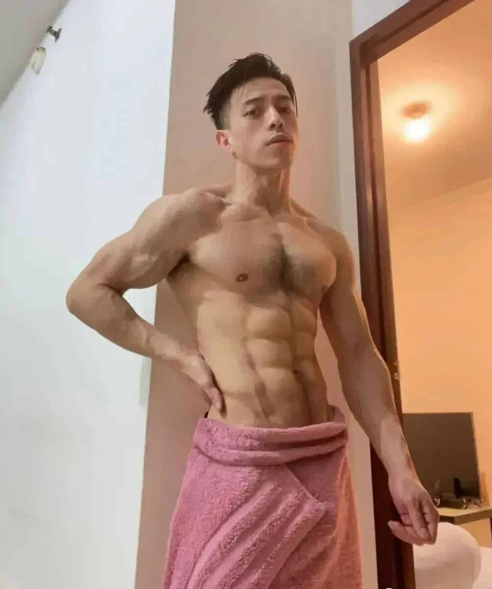 图片[1]-胸腹毛浓密 胸腹肌硬硬的大鼻子猛男好会找角度-小蓝短视频