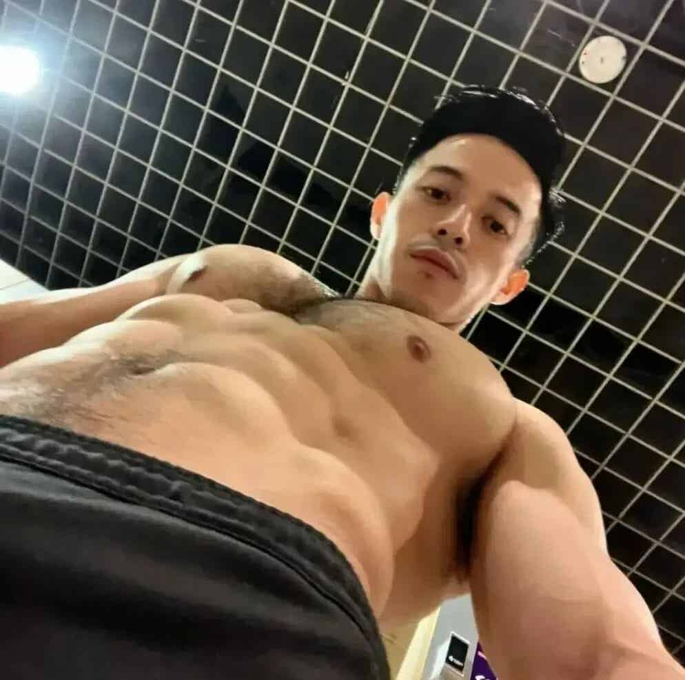 图片[2]-胸腹毛浓密 胸腹肌硬硬的大鼻子猛男好会找角度-小蓝短视频