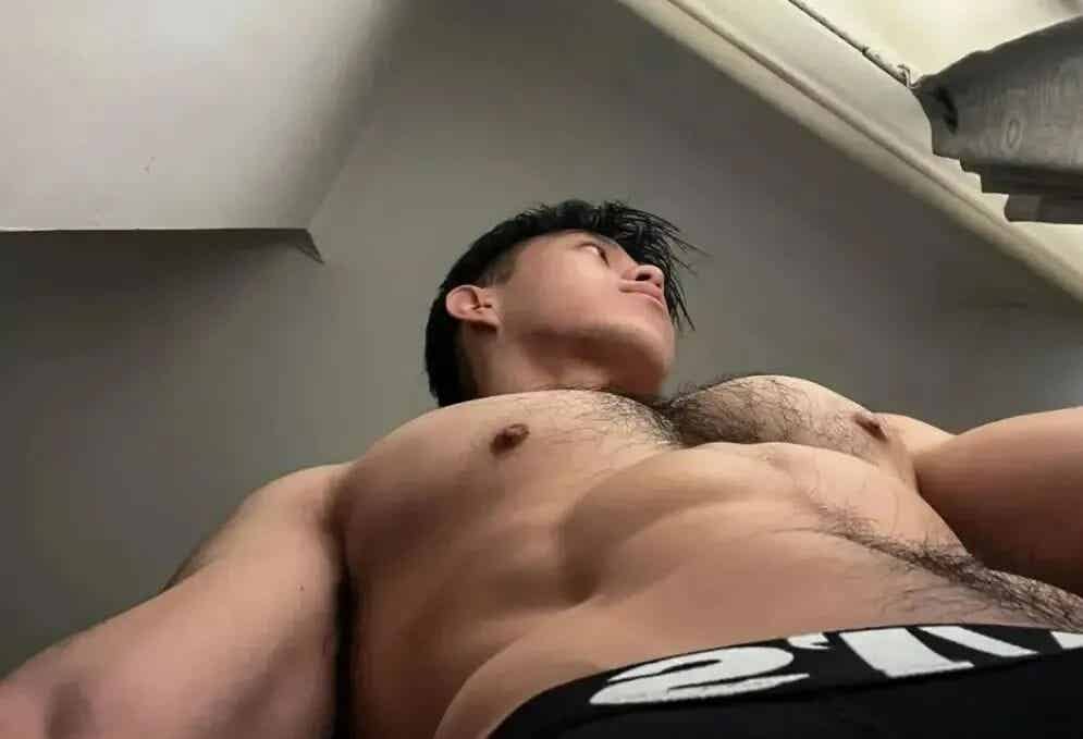 图片[4]-胸腹毛浓密 胸腹肌硬硬的大鼻子猛男好会找角度-小蓝短视频