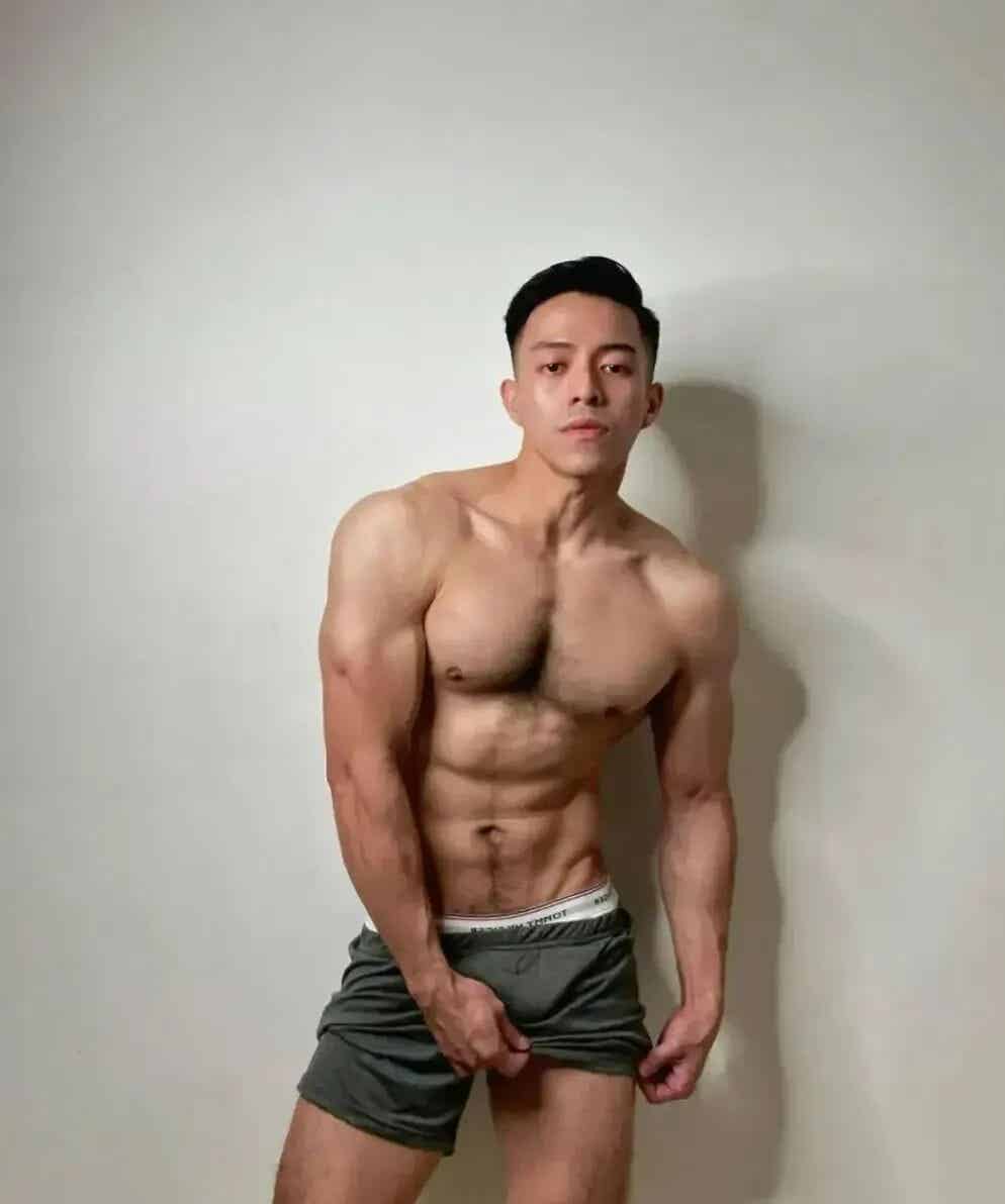 图片[7]-胸腹毛浓密 胸腹肌硬硬的大鼻子猛男好会找角度-小蓝短视频