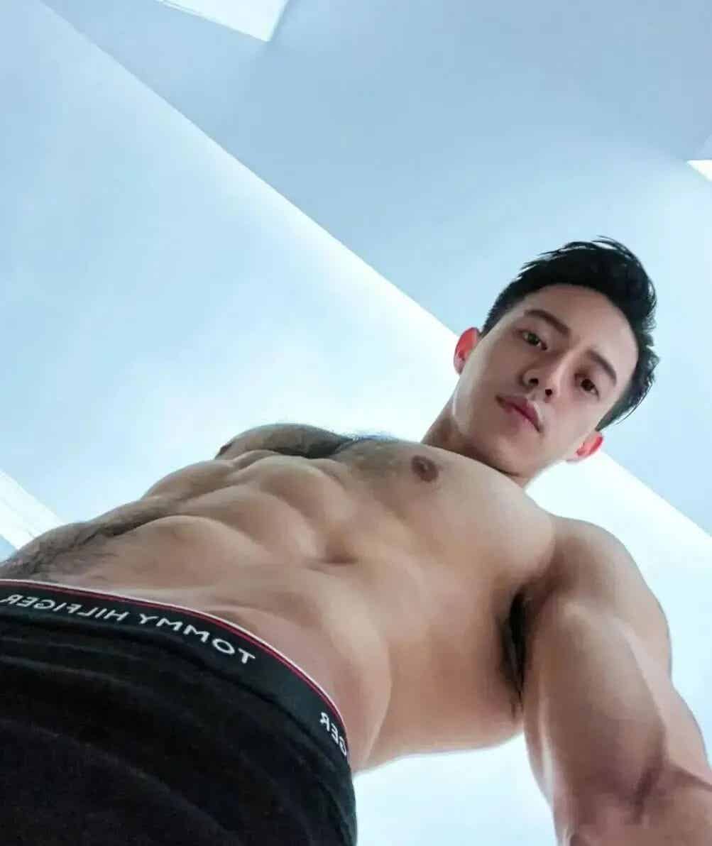 图片[8]-胸腹毛浓密 胸腹肌硬硬的大鼻子猛男好会找角度-小蓝短视频