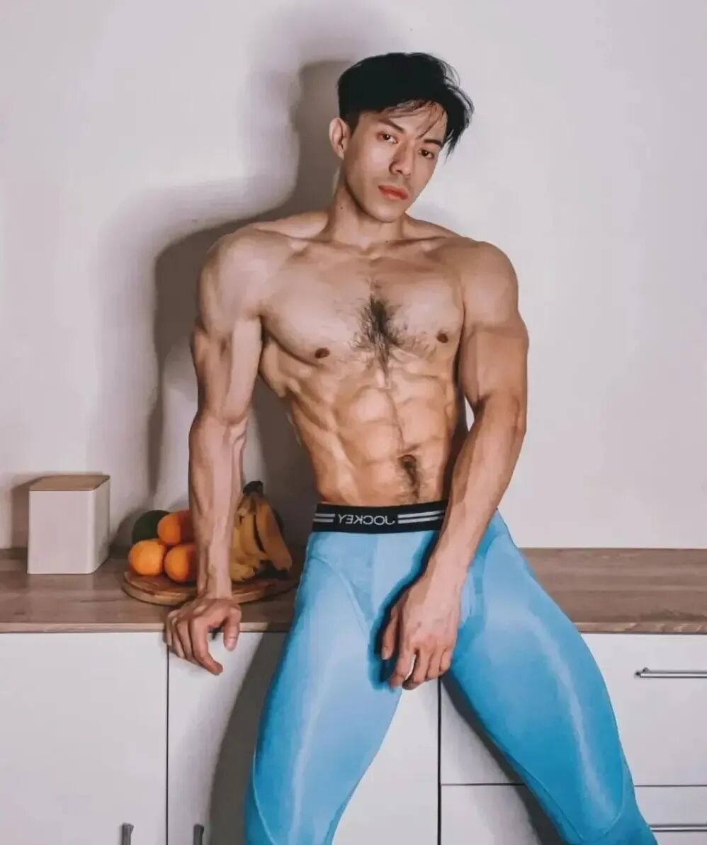 胸腹毛浓密 胸腹肌硬硬的大鼻子猛男好会找角度