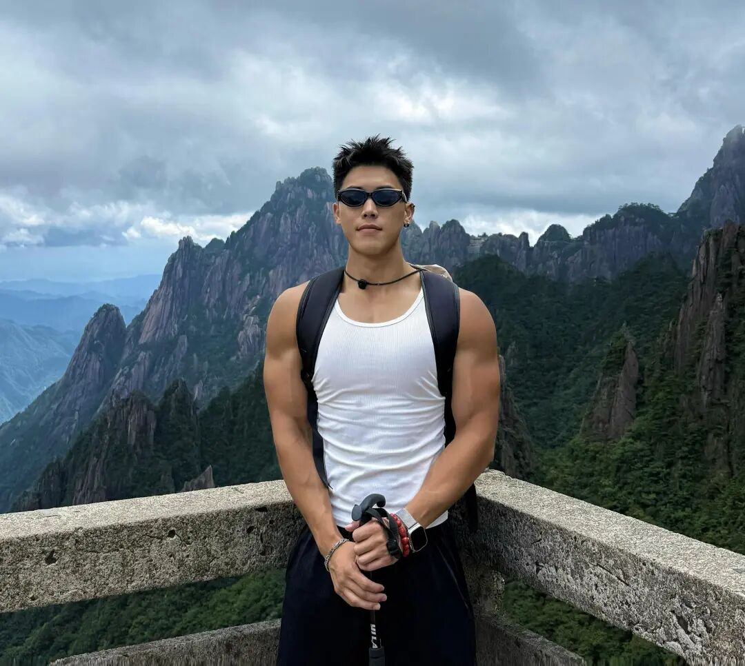 王绎珲：185黑皮肌肉自由健身教练