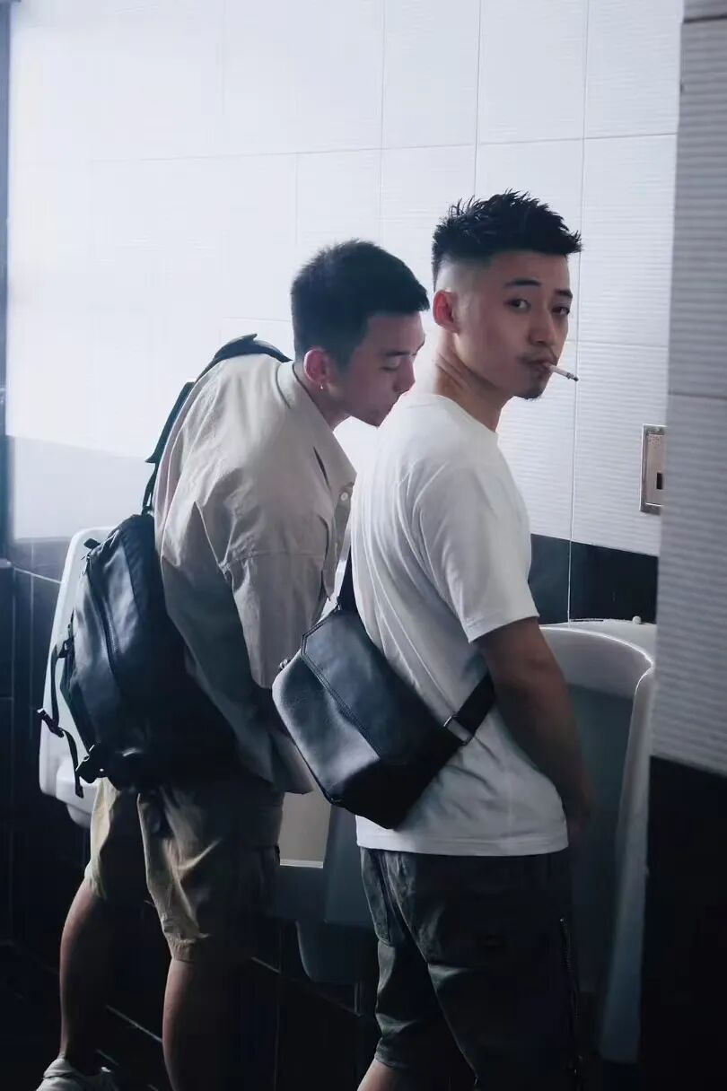 深夜网吧里熟睡的帅哥