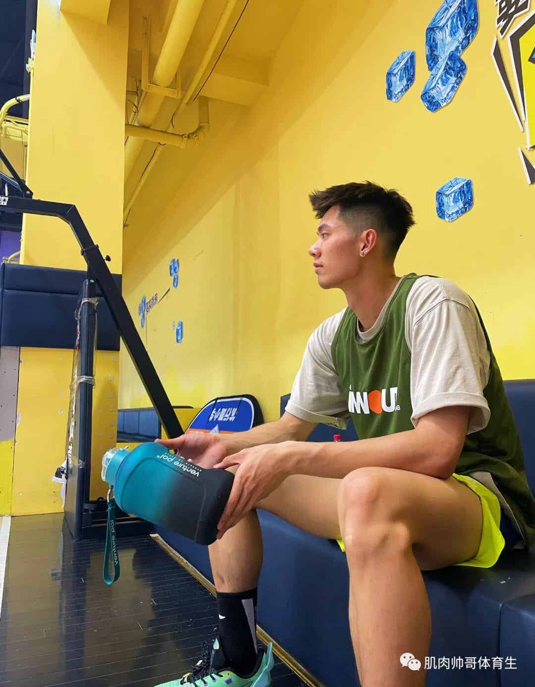 图片[2]-爱运动的男孩子，荷尔蒙的气息太重了吧-小蓝短视频