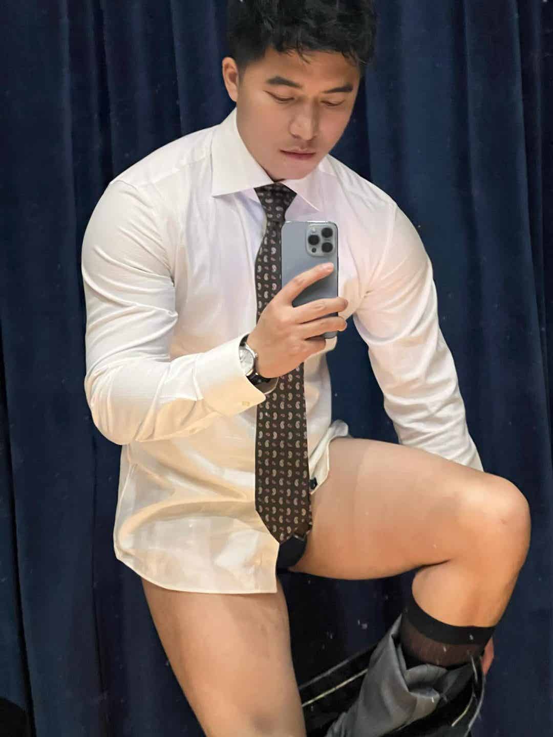 图片[25]-山东英语正装老师私照翘臀照？腹毛浓郁到底谁在吃！-小蓝短视频