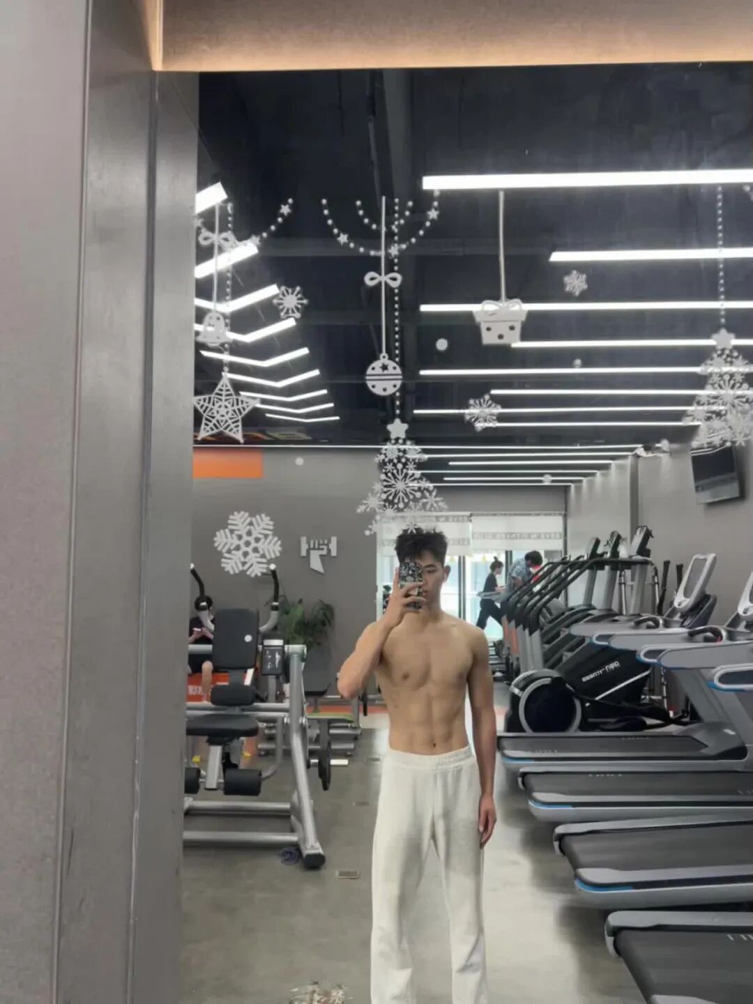 把朋友圈当推发，广西直男小哥天天浴室自拍！