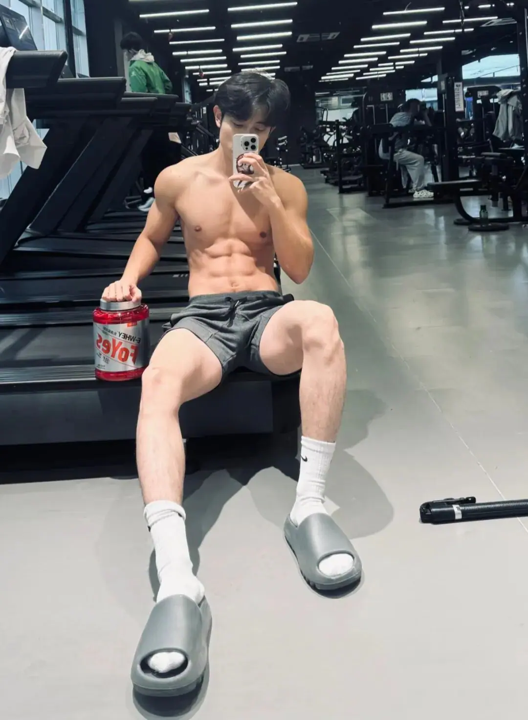 189武汉地陪白袜肌肉帅哥，因只陪男粉丝爆火.....