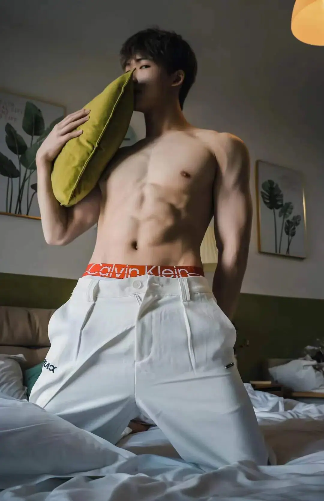 叼袜子露大包？体育生1s在外网玩得开！