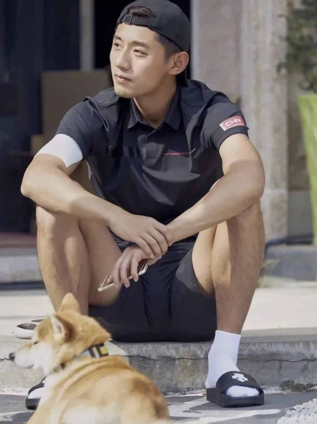 图片[3]-张继科穿白袜叉开短裤太垒大实力！粗腿藏不住了-小蓝短视频