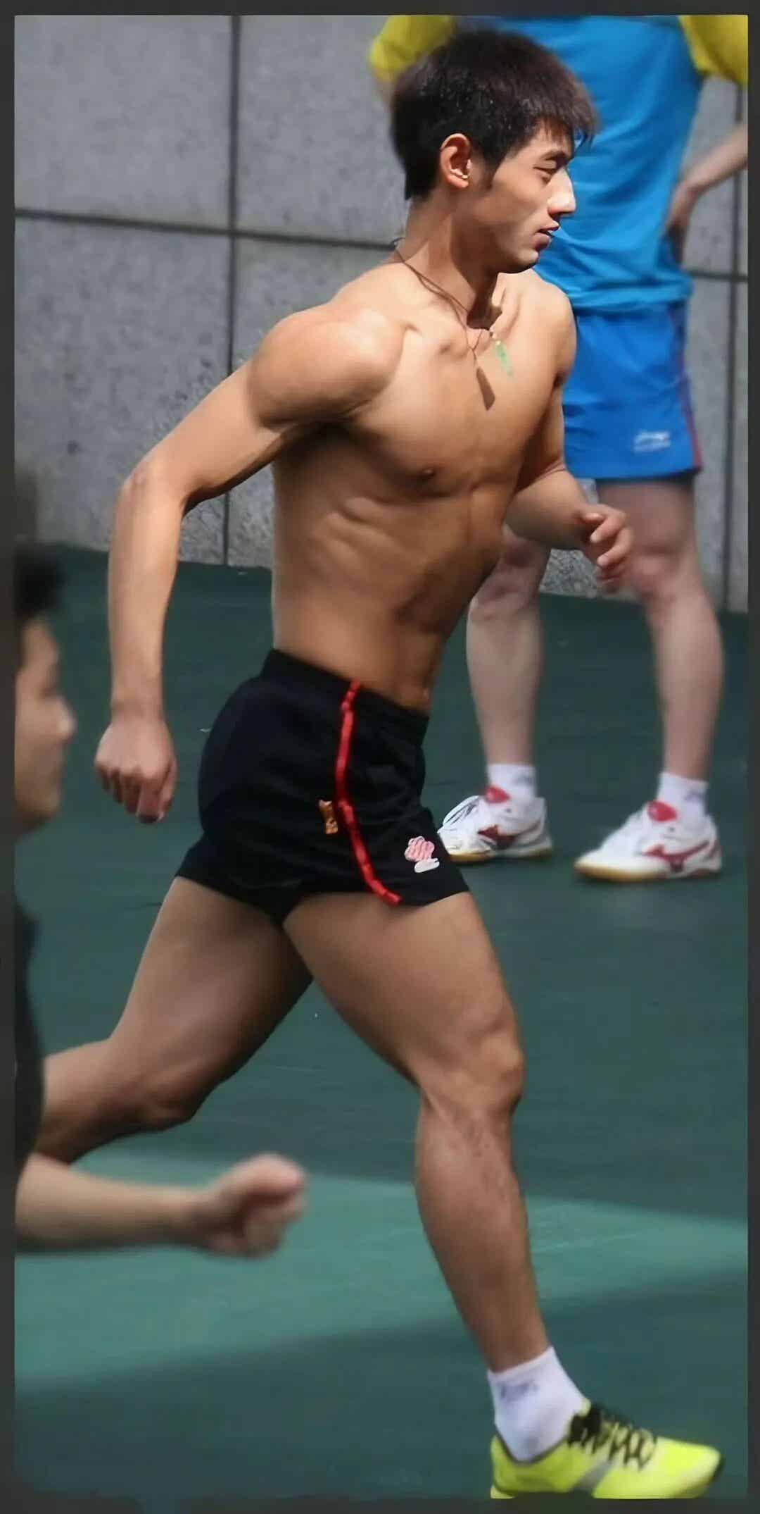 图片[6]-张继科穿白袜叉开短裤太垒大实力！粗腿藏不住了-小蓝短视频