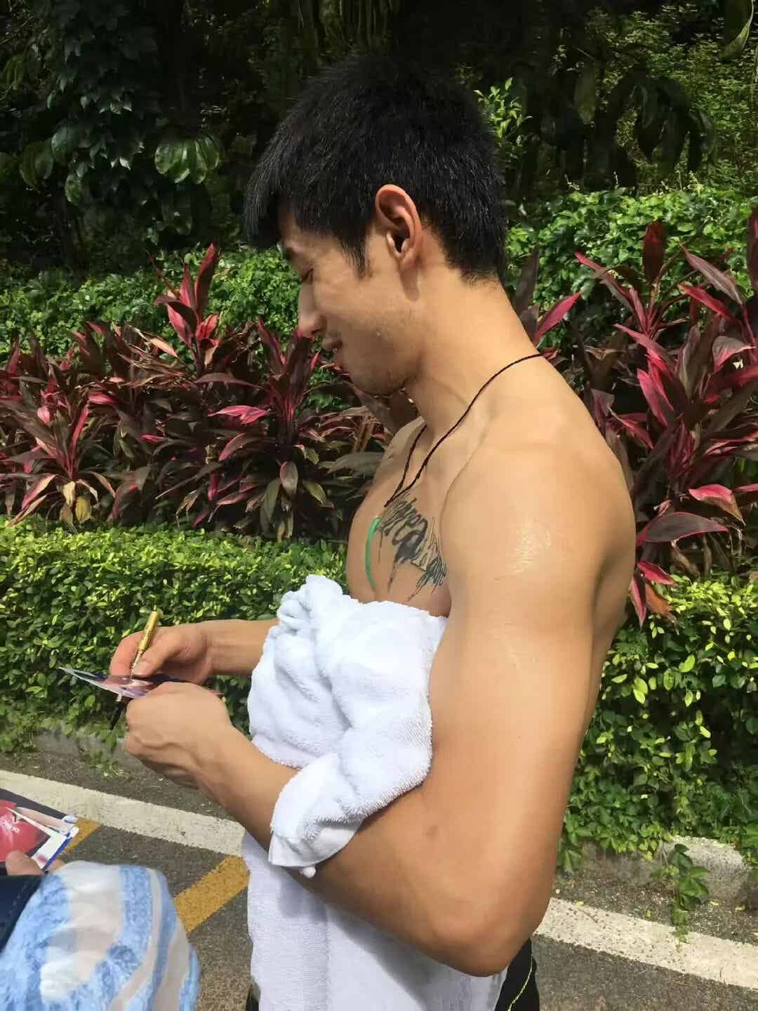 图片[10]-张继科穿白袜叉开短裤太垒大实力！粗腿藏不住了-小蓝短视频