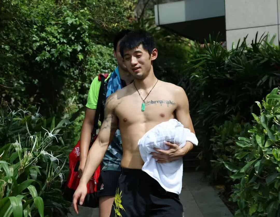 图片[12]-张继科穿白袜叉开短裤太垒大实力！粗腿藏不住了-小蓝短视频