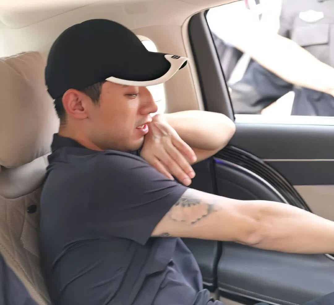 图片[14]-张继科穿白袜叉开短裤太垒大实力！粗腿藏不住了-小蓝短视频