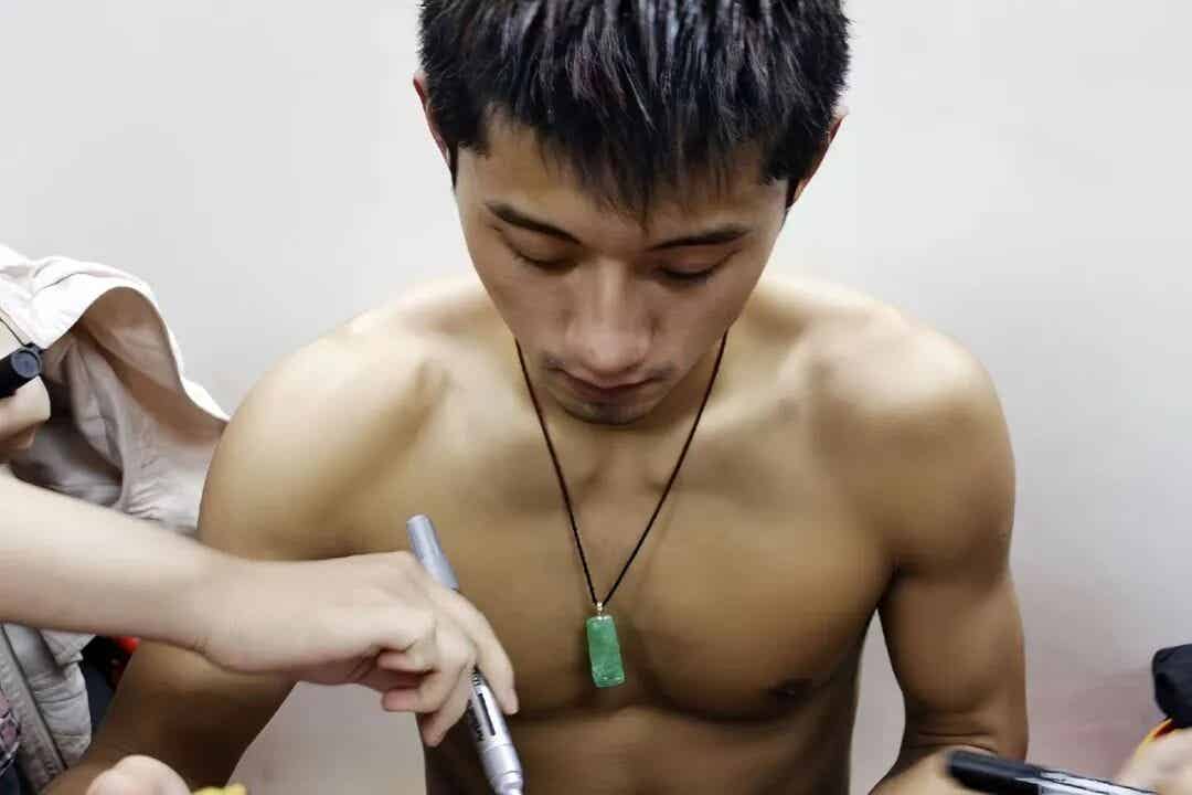 图片[17]-张继科穿白袜叉开短裤太垒大实力！粗腿藏不住了-小蓝短视频